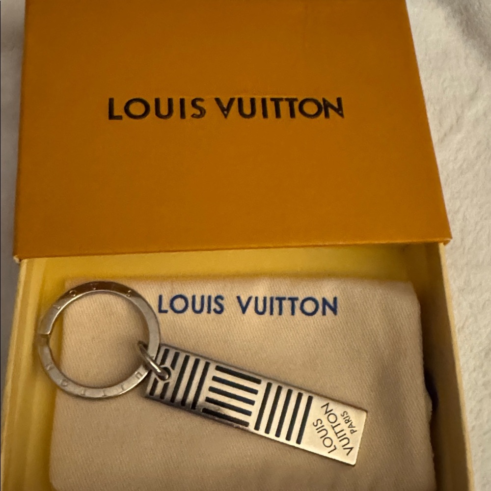 Louis Vuitton Damier key holder with COA